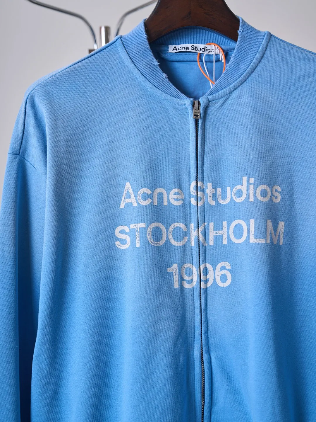 [Real auction] Acne Studios spray-painted distressed logo baseball collar zipper jacket [In Stock] S M L Acne Studios logo printing on the chest uses Retro sports aesthetics to engrave the brand's heritage. It is unobtrusive but highly recognizable. It subtly blends the Nordic minimalist style with the Retro sports style. It is low-key and elegant. It has its own aura. Adopt glue printing process. The chest printing has been revised three times with the film screen. Use glue liquid paint to print the pattern on the fabric. Bake the fabric to fix the printed pattern. Gradient distressing spray process. Spray dyes of different colors on the surface of the fabric. Realize that the clothes will show rich color changes under different lights to increase the visual layering. Many places on the body of the clothes are completely manually positioned and worn. Manual brushing marks add texture and depth to the surface of the clothes to imitate the texture of natural wear and tear. The fabrics have been fermented and washed, giving a better hand feel and texture. Not easy to deform, not easy to shrink, not easy to fade, and maintain long-term beauty and loose fit.